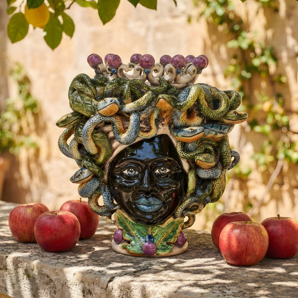 Medusa-Kopf, Glyzinien-Lüster, Schlangenhaar, Gorgone. Sizilianische Keramik aus Caltagirone, Sofia