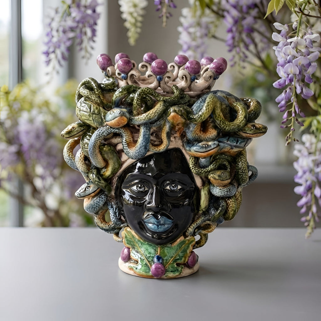 Medusa-Kopf, Glyzinien-Lüster, Schlangenhaar, Gorgone. Sizilianische Keramik aus Caltagirone, Sofia