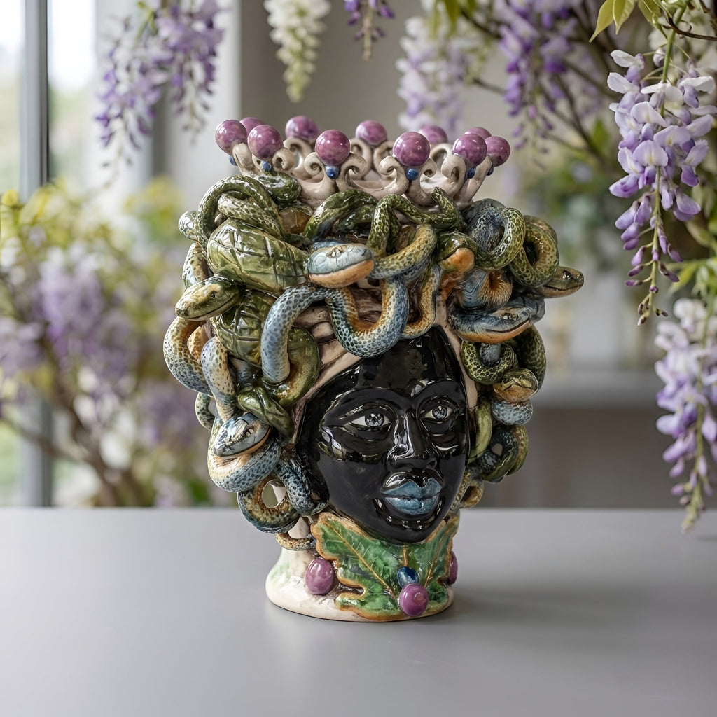 Medusa-Kopf, Glyzinien-Lüster, Schlangenhaar, Gorgone. Sizilianische Keramik aus Caltagirone, Sofia