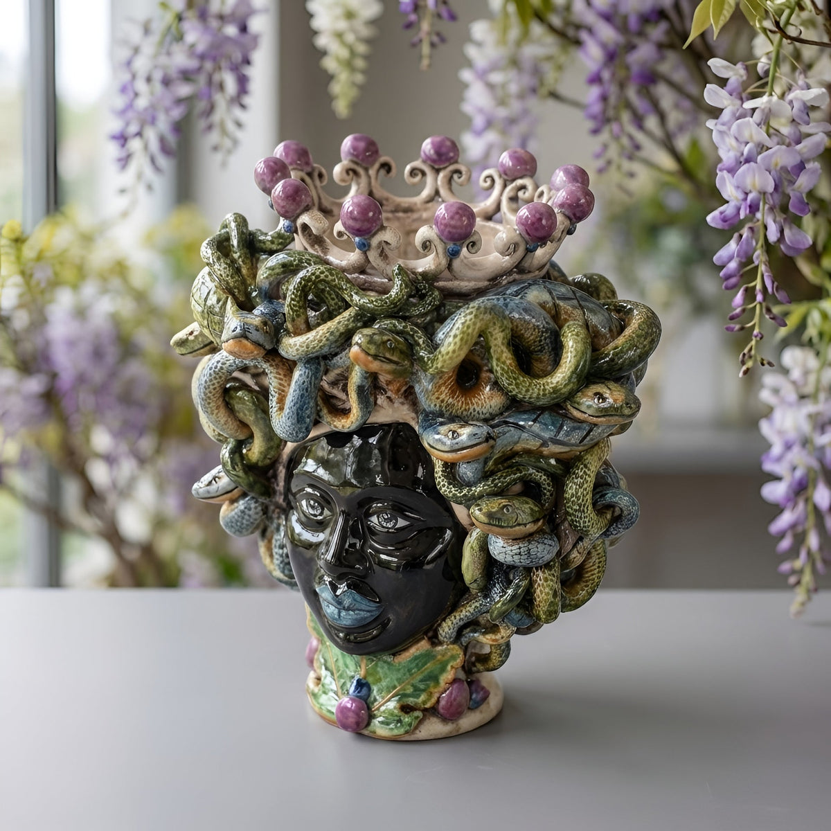 Medusa-Kopf, Glyzinien-Lüster, Schlangenhaar, Gorgone. Sizilianische Keramik aus Caltagirone, Sofia