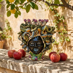 Medusa-Kopf, Glyzinien-Lüster, Schlangenhaar, Gorgone. Sizilianische Keramik aus Caltagirone, Sofia