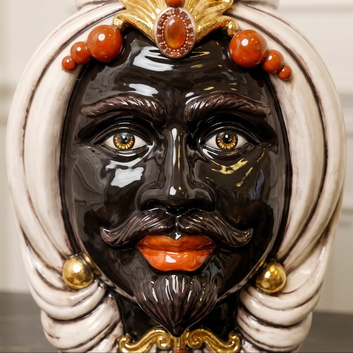 Testa di Moro H 38 cm, Maurischer Mann, Antikes Perlmutt Gold und Lüster | Keramik aus Caltagirone