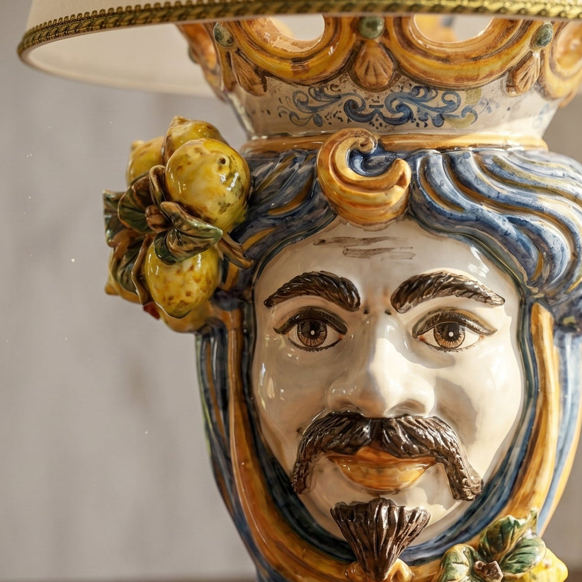 Kopf-Lampe mit Zitronen, weißer Mann, Blau und Orange. Ceramiche Sofia, Caltagirone