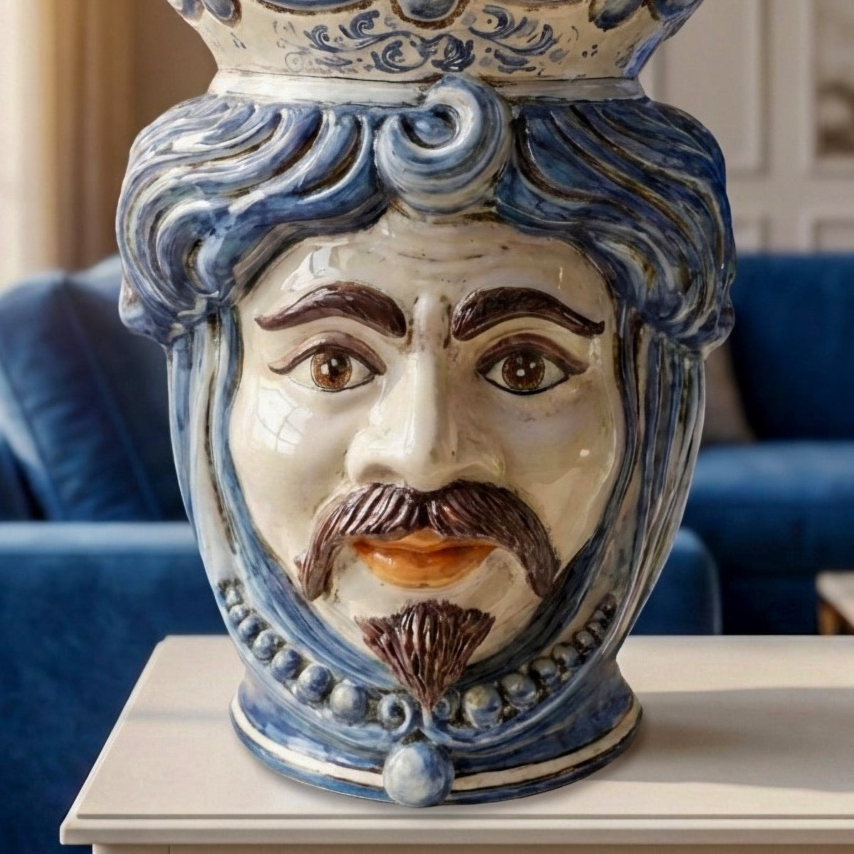 Testa di Moro mit Perlen, Weißer Mann, Mono Blau. Sizilianische Keramik aus Caltagirone, Sofia