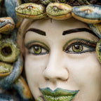 Nahaufnahme des Medusenkopfs: handgemalte grüne Augen und grüne Lippen