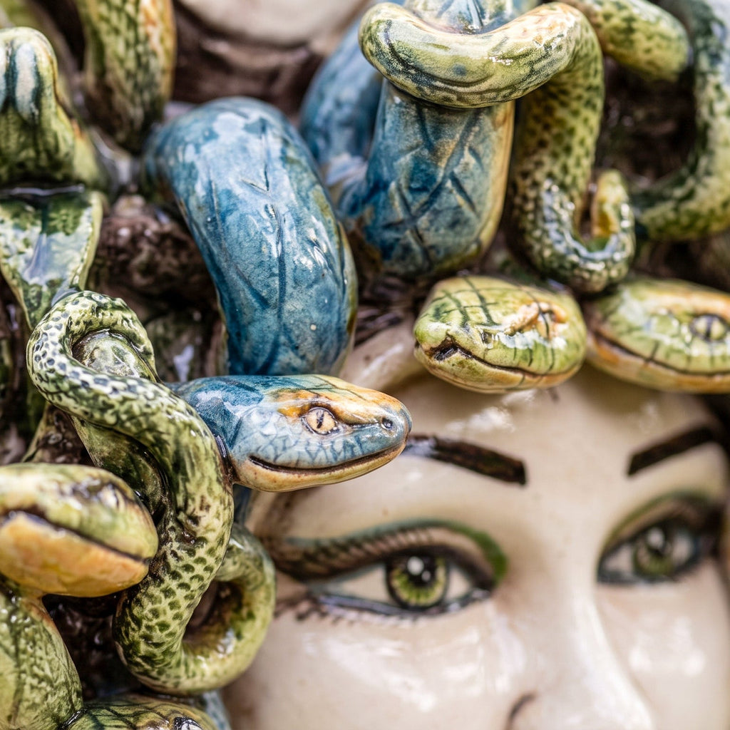 Detail der grünen und blauen Schlangen des Medusenkopfs, einzeln modelliert