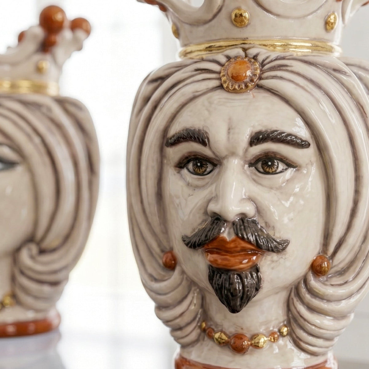 Testa di Moro con Turbante, Maschio Bianco, Madreperla Antichizzato Oro e Lustri, oro zecchino. Ceramiche Sofia, Caltagirone