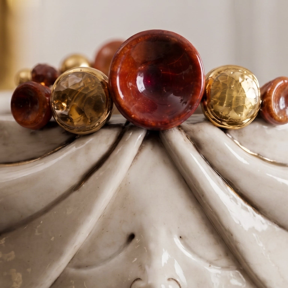 Detail der rot und golden lüstrierten Perlen an der Stirn des Zahira-Kopfs
