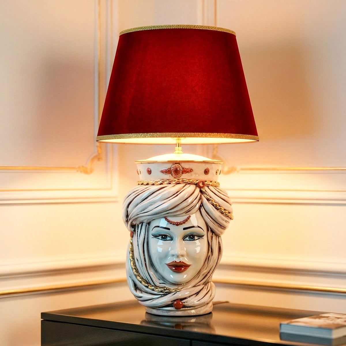 Tuareg Testa di Moro Lampe mit Krone H 70 cm (Keramik H 40 cm, Stoffschirm Ø 45 cm), Frau, Antikes Perlmutt Gold und Lüster