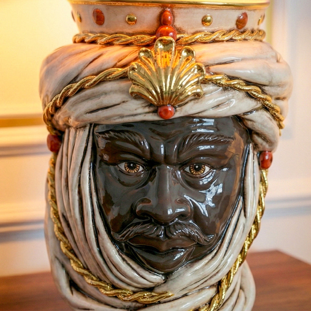 Tuareg Testa di Moro Lampe mit Krone H 70 cm (Keramik H 40 cm, Stoffschirm Ø 45 cm), Maurischer Mann, Antikes Perlmutt Gold und Lüster