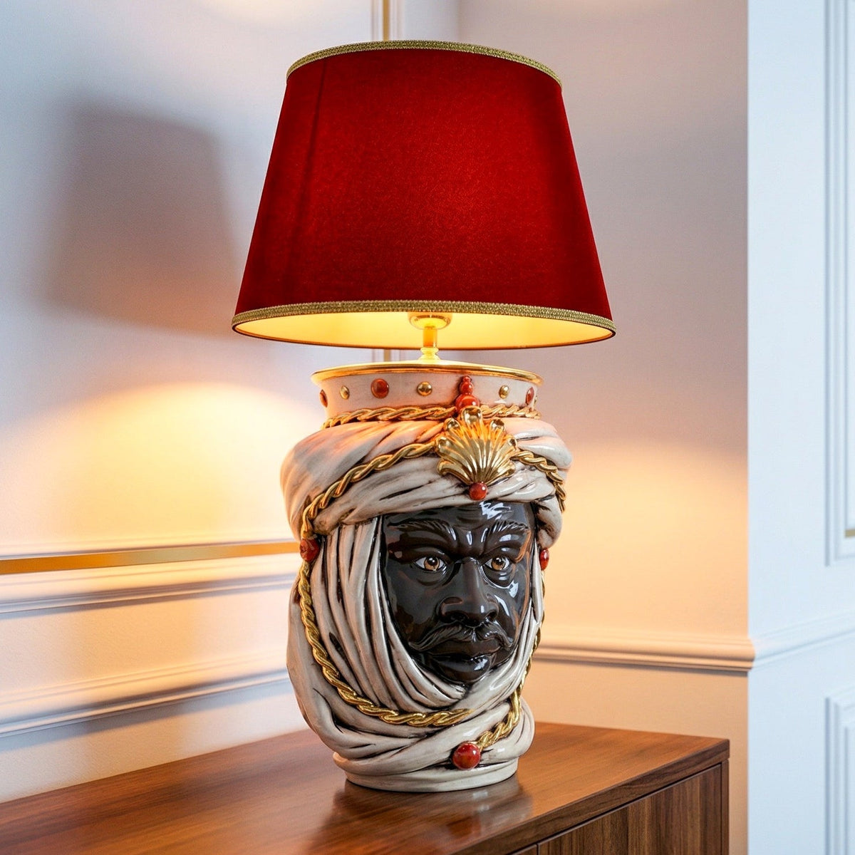 Tuareg Testa di Moro Lampe mit Krone H 70 cm (Keramik H 40 cm, Stoffschirm Ø 45 cm), Maurischer Mann, Antikes Perlmutt Gold und Lüster
