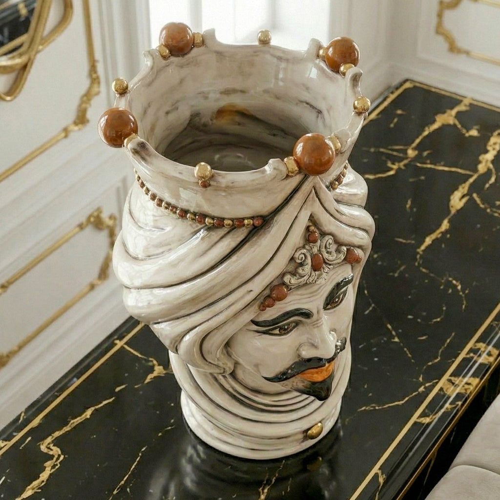Testa di Moro uomo con turbante h 45 cm di tre quarti, su un piano di marmo nero venato d'oro