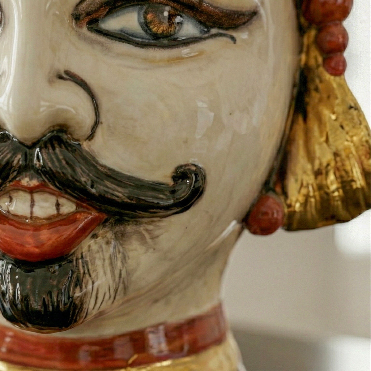 Testa di Moro Aisha, Mann, antikes Perlmutt, Gold und Lüster, Gesicht, Feingold. Ceramiche Sofia, Caltagirone