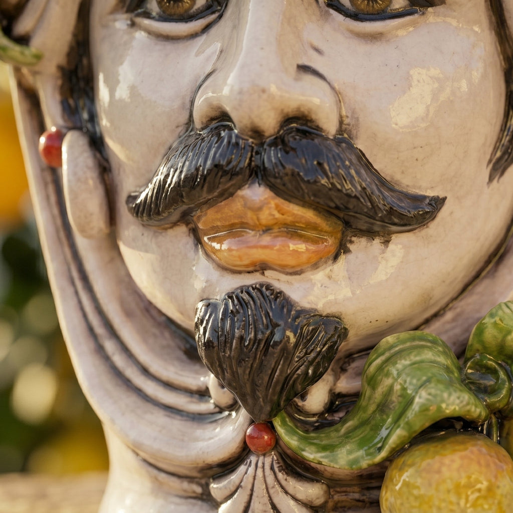 Testa di Moro con Limoni, Uomo, Madreperla. Ceramica siciliana di Caltagirone, Sofia