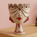 Weiblicher Zahira-Kopf H 30 cm mit Blumenkrone, antikisiertes Perlmutt mit roten Details, vor rosa Wand