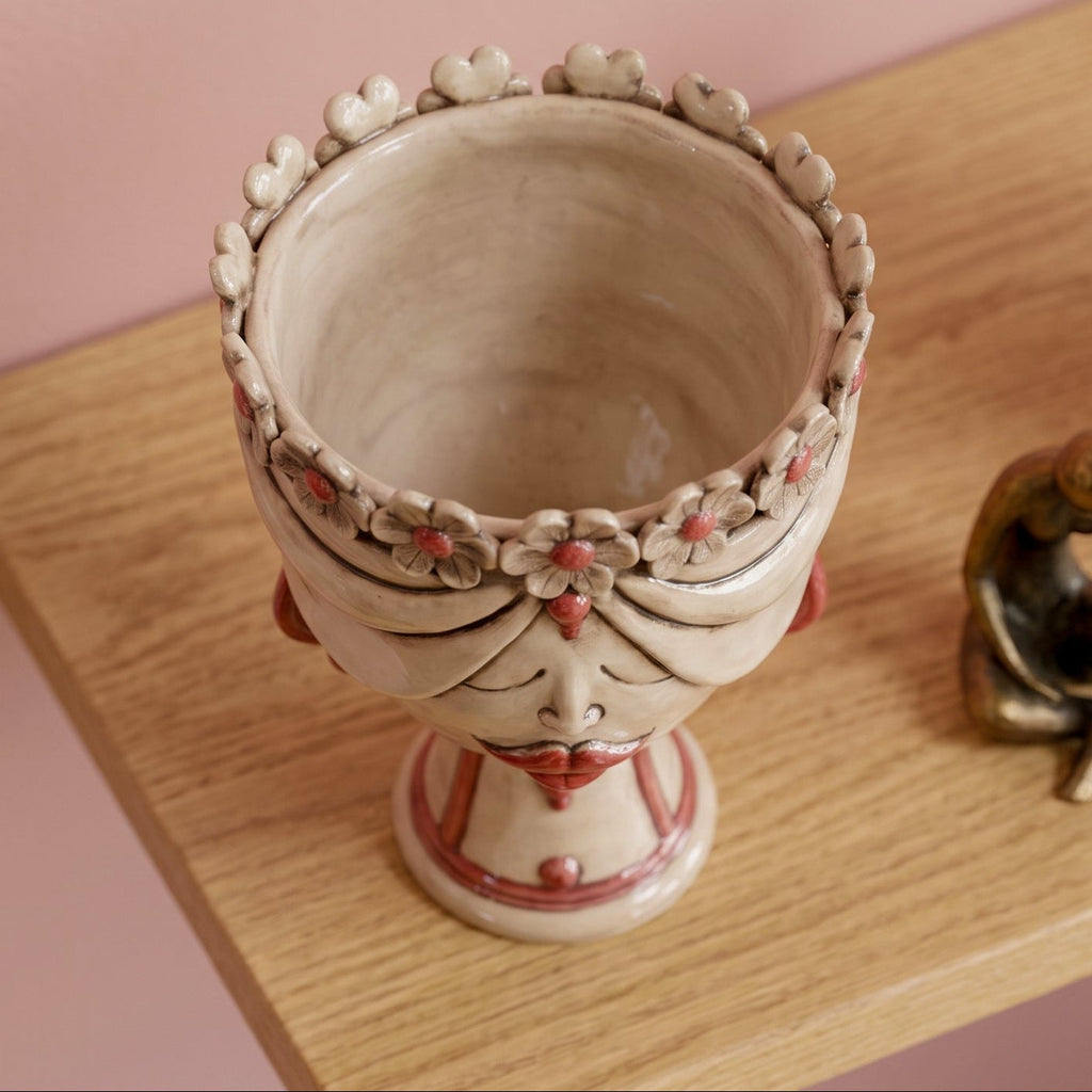 Zahira-Kopf mit Blumen von oben: das Innere der Vase und die Blumenkrone