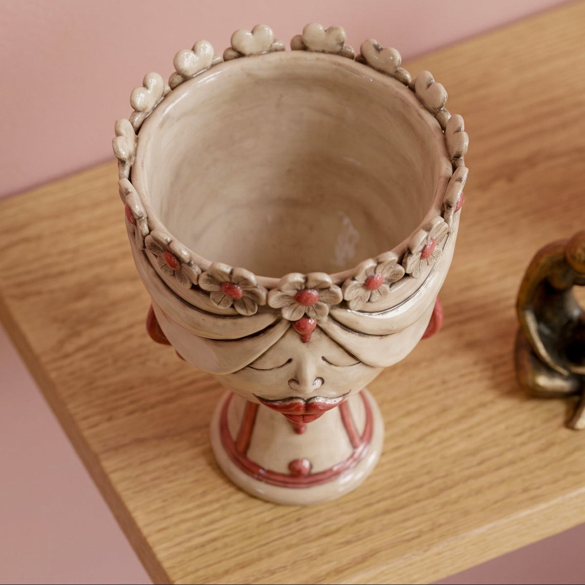 Zahira-Kopf mit Blumen von oben: das Innere der Vase und die Blumenkrone