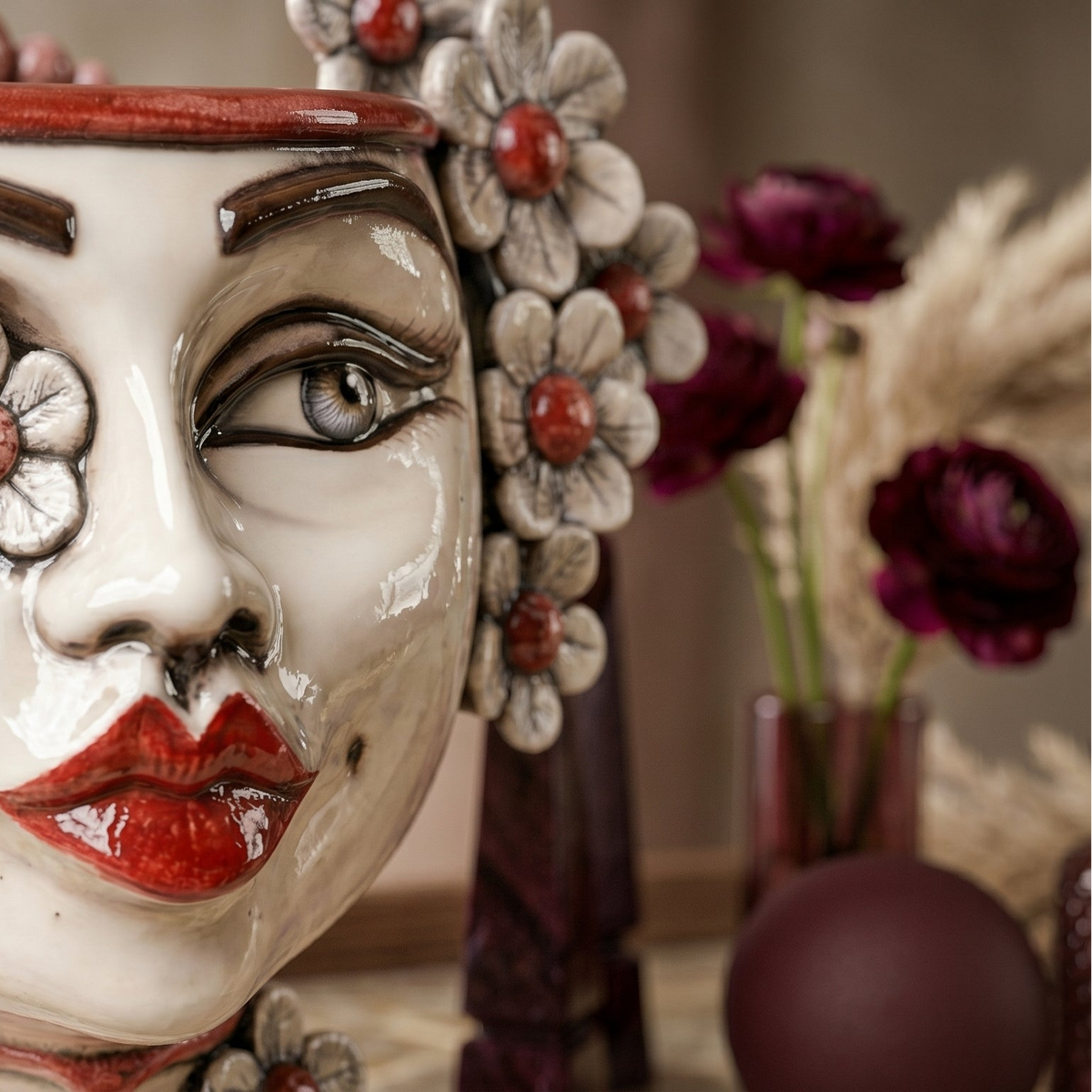 Testa di Moro mit Blumen, Frau, Perlmutt, Gesicht, Lippen. Ceramiche Sofia, Caltagirone