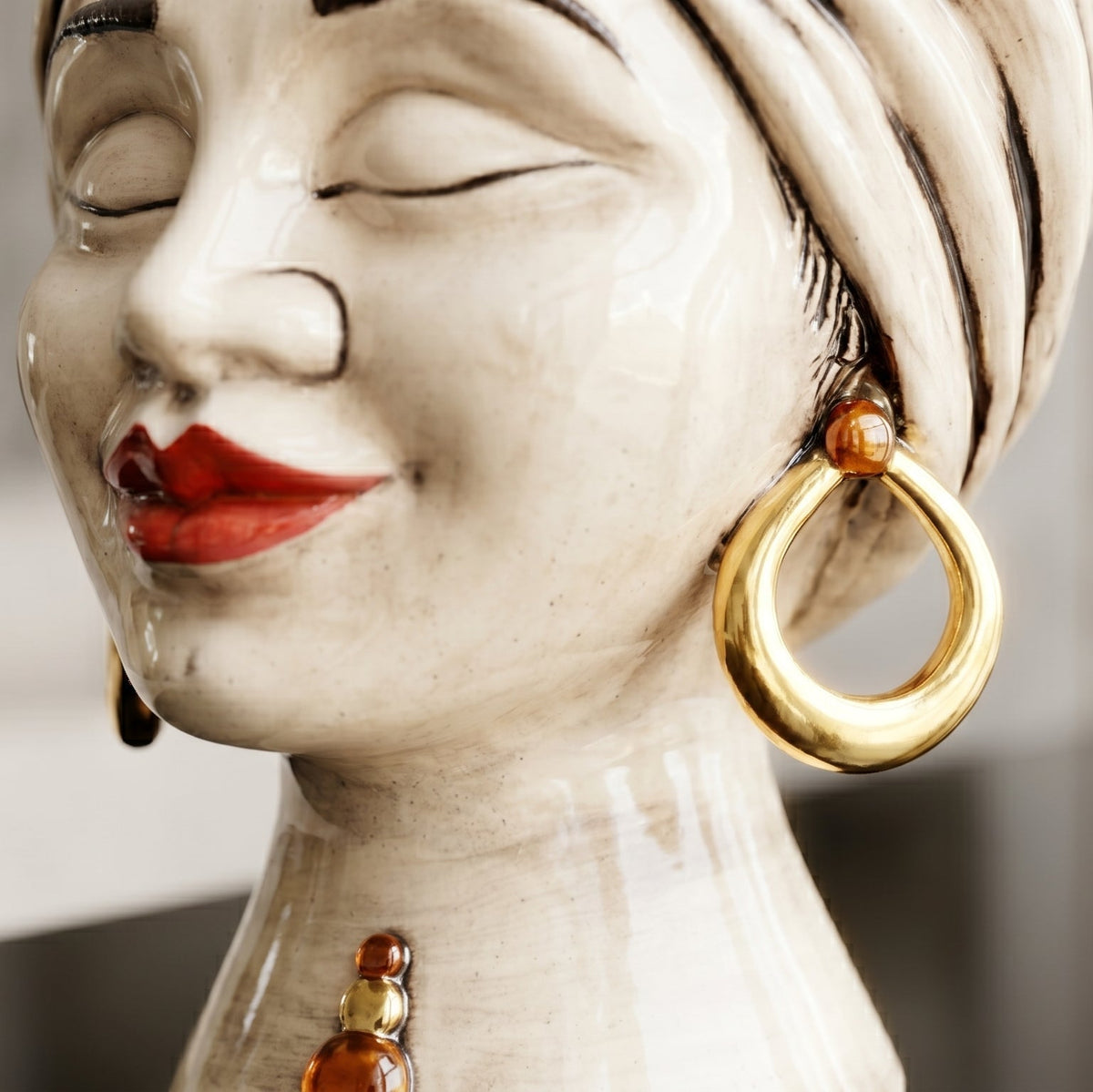 Kopf Sognia, antikes Perlmutt, Gold und Lüster. Sizilianische Keramik aus Caltagirone, Sofia