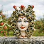 Medusa-Kopf, Perlmutt, Schlangenhaar. Ceramiche Sofia, Caltagirone