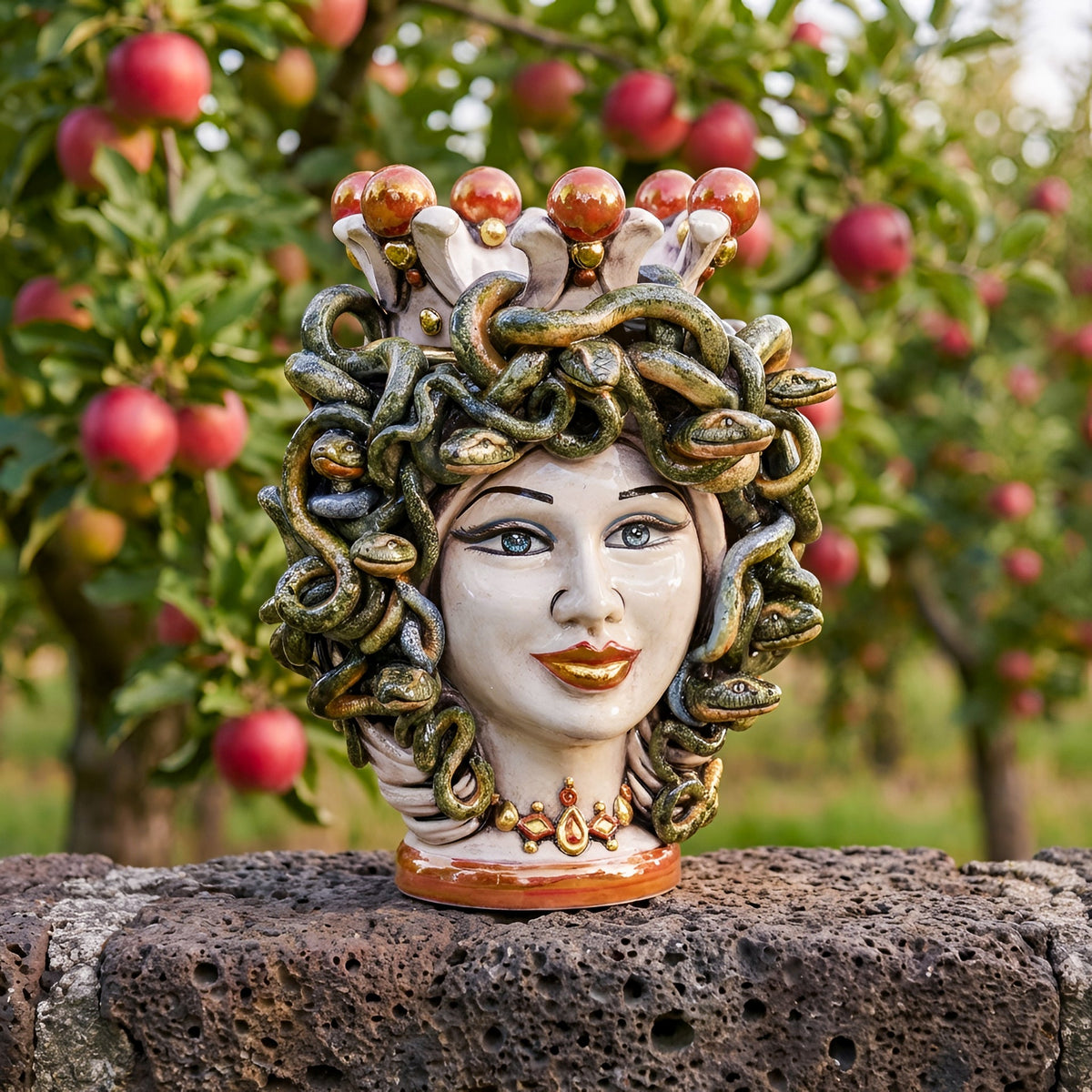 Kopf Medusa, antikes Perlmutt, Schlangenhaar. Ceramiche Sofia, Caltagirone