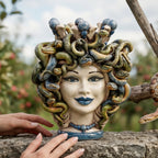 Kopf Medusa mit blauen Perlen, Schlangenhaar. Sizilianische Keramik aus Caltagirone, Sofia