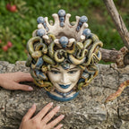 Kopf Medusa mit blauen Perlen, Schlangenhaar. Sizilianische Keramik aus Caltagirone, Sofia
