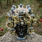 Kopf Medusa mit blauen Perlen, Schlangenhaar. Sizilianische Keramik aus Caltagirone, Sofia