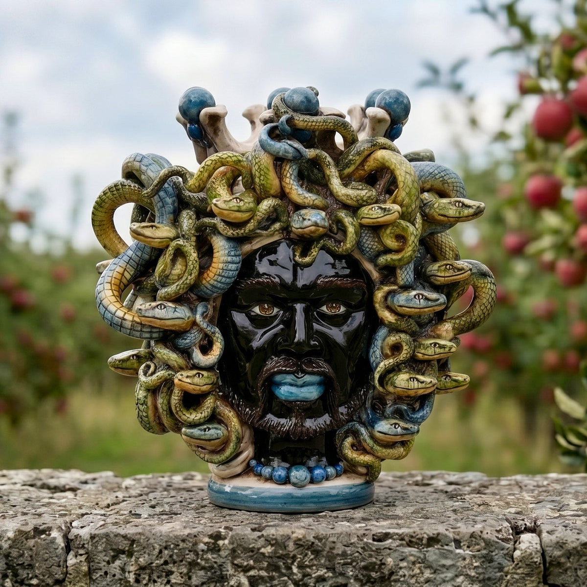Kopf Medusa mit blauen Perlen, Schlangenhaar. Sizilianische Keramik aus Caltagirone, Sofia