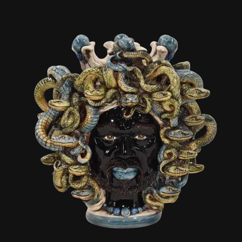 Kopf Medusa mit blauen Perlen, Schlangenhaar. Sizilianische Keramik aus Caltagirone, Sofia