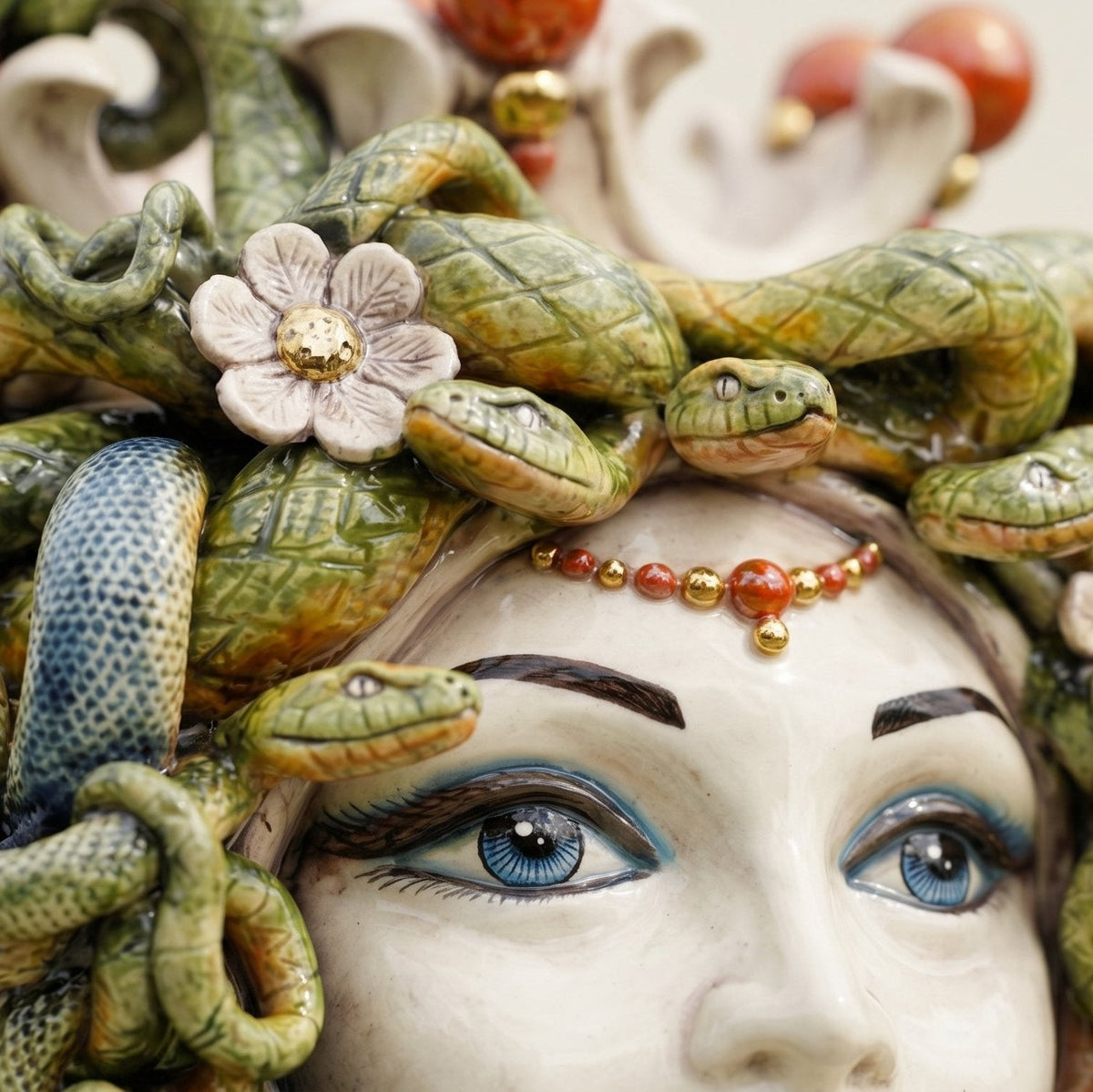 Testa Medusa con fiori h 38 cm - Madreperla Antichizzato Oro e Lustri | Ceramica Caltagirone