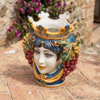 Testa di Moro mit Trauben, Frau, Blau und Orange. Sizilianische Keramik aus Caltagirone, Sofia