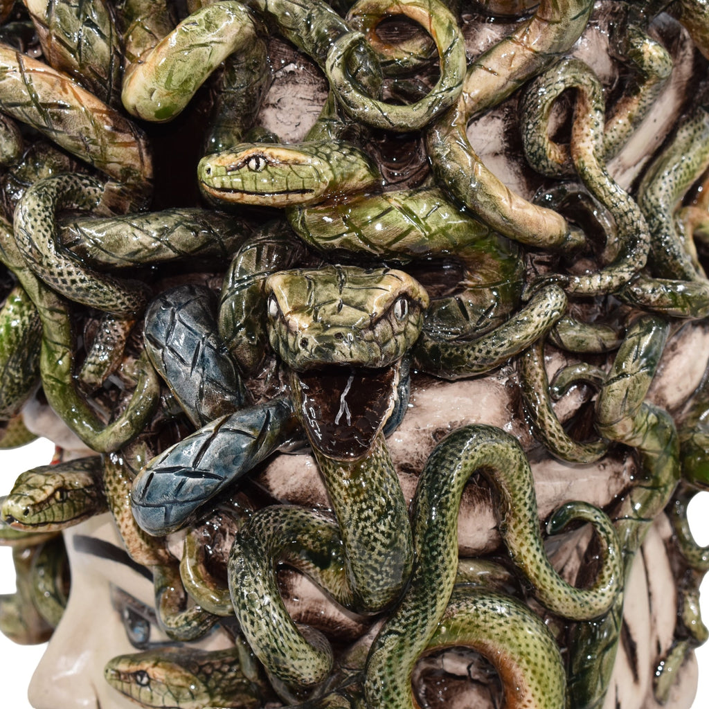 Testa Medusa, Madreperla Antichizzato, chioma di serpenti, mito greco. Ceramica siciliana di Caltagirone, Sofia