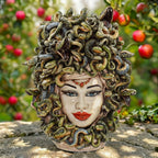 Testa Medusa, Madreperla Antichizzato, chioma di serpenti, mito greco. Ceramica siciliana di Caltagirone, Sofia
