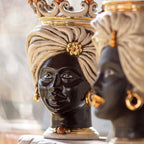Tuareg-Kopf, Frau, antikes Perlmutt, Gold und Lüster, Krone und goldene Details. Sizilianische Keramik aus Caltagirone, Sofia