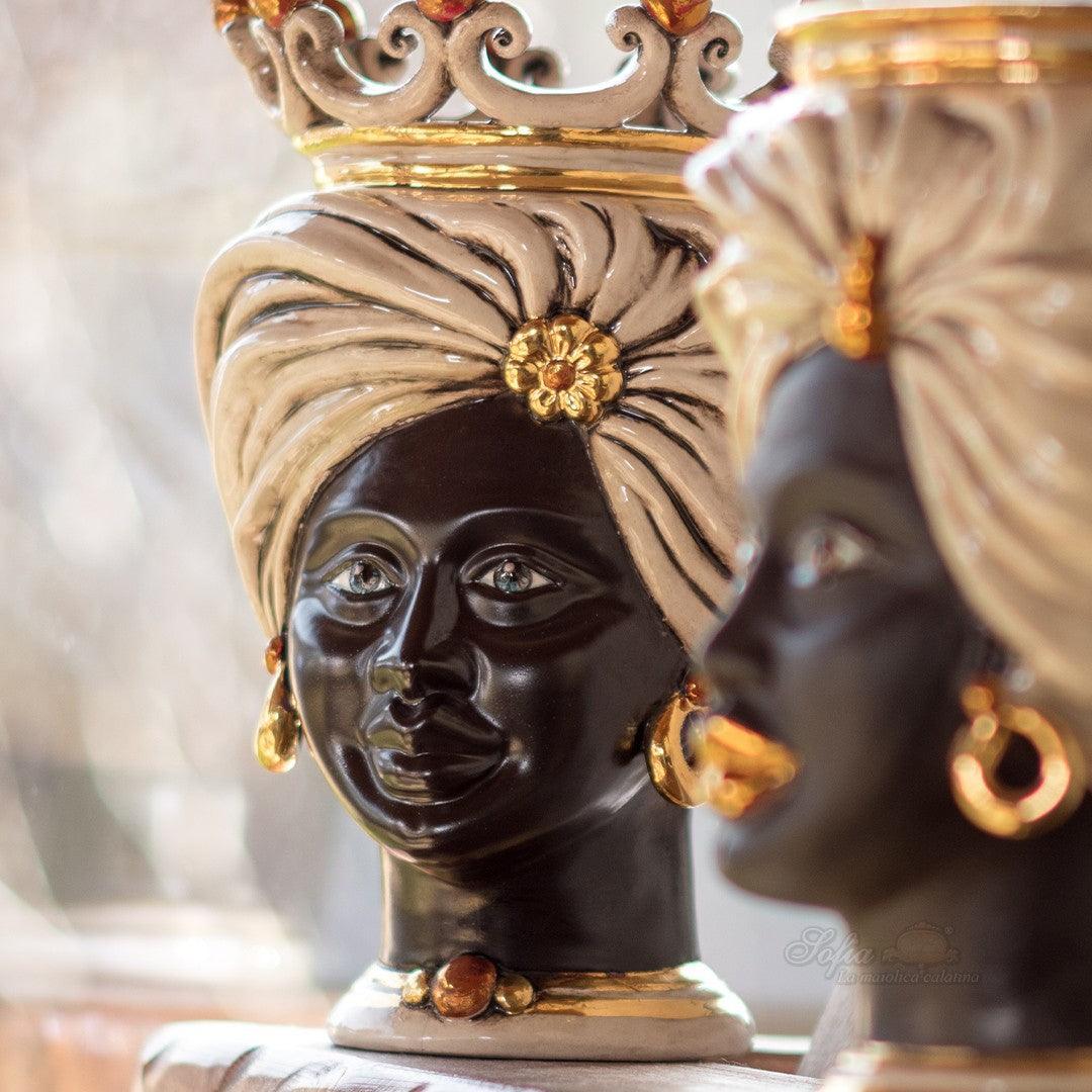 Tuareg-Kopf, Frau, antikes Perlmutt, Gold und Lüster, Krone und goldene Details. Sizilianische Keramik aus Caltagirone, Sofia