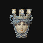 Handgefertigte Keramik aus Caltagirone: Kerzenleuchter mit weiblichem Gesicht und blauen Dekoren, traditionelle sizilianische Kunst