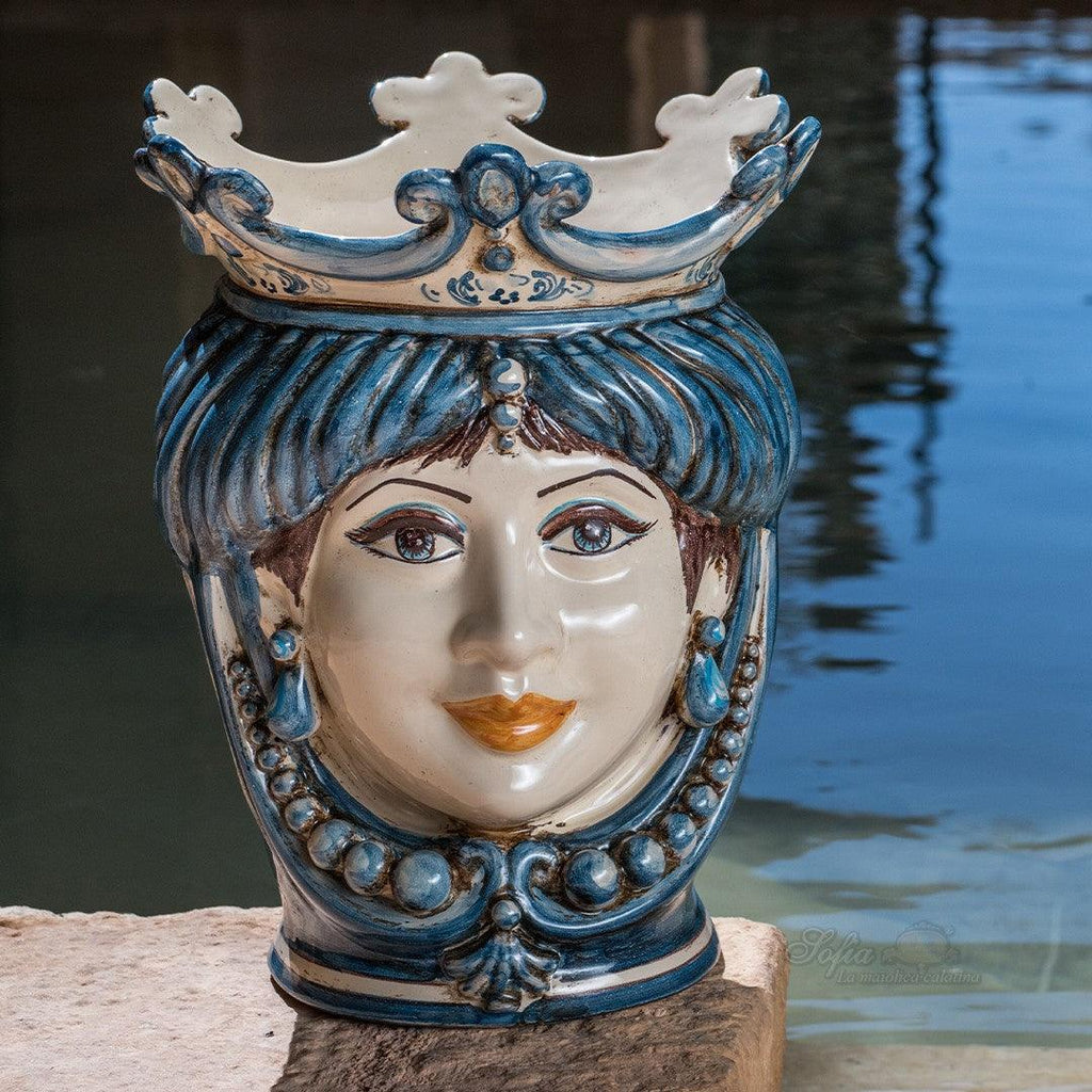 Handgefertigte Keramik aus Caltagirone mit weiblichem Gesicht und blauer Krone, traditionelle sizilianische Kunst
