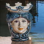 Handgefertigte Keramik aus Caltagirone mit weiblichem Gesicht und blauer Krone, traditionelle sizilianische Kunst