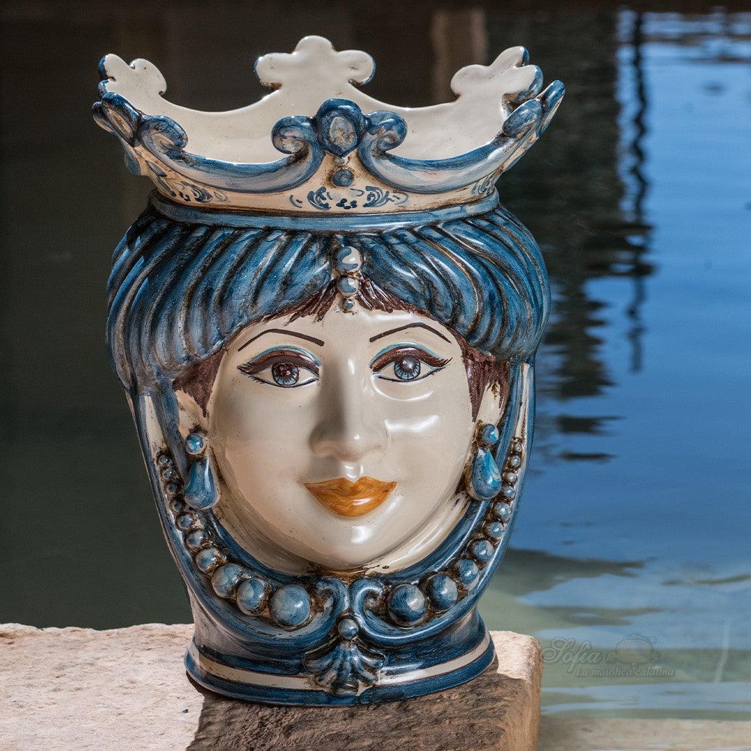 Handgefertigte Keramik aus Caltagirone mit weiblichem Gesicht und blauer Krone, traditionelle sizilianische Kunst