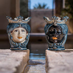 Handgefertigte Keramik aus Caltagirone: Vasen mit königlichen Gesichtern in Blau und Gold, traditionelle sizilianische Kunst