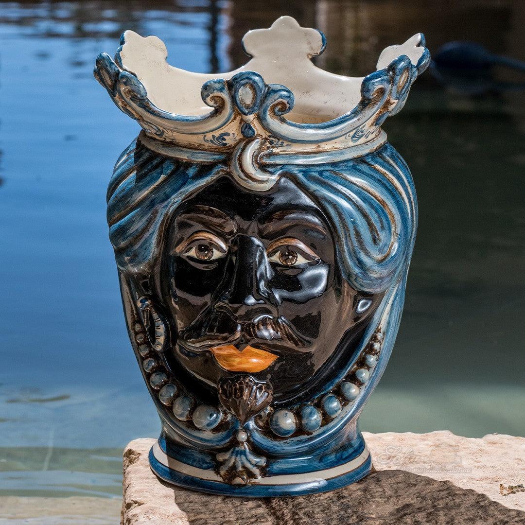 Handgefertigte Keramik aus Caltagirone, Vase mit blauem königlichem Gesicht und Krone, traditionelle sizilianische Kunst
