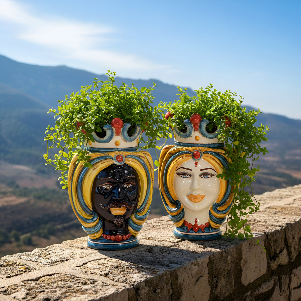 Paar Teste di Moro mit Turban, Decoro Sicily, Mann und Frau mit grünen Pflanzen, auf einer Mauer am Hang
