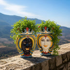Paar Teste di Moro mit Turban, Decoro Sicily, Mann und Frau mit grünen Pflanzen, auf einer Mauer am Hang