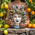 Kopf Medusa H 25 mit Turban, farbiges Perlmutt, blaue Perlen, Ceramiche di Caltagirone Sofia