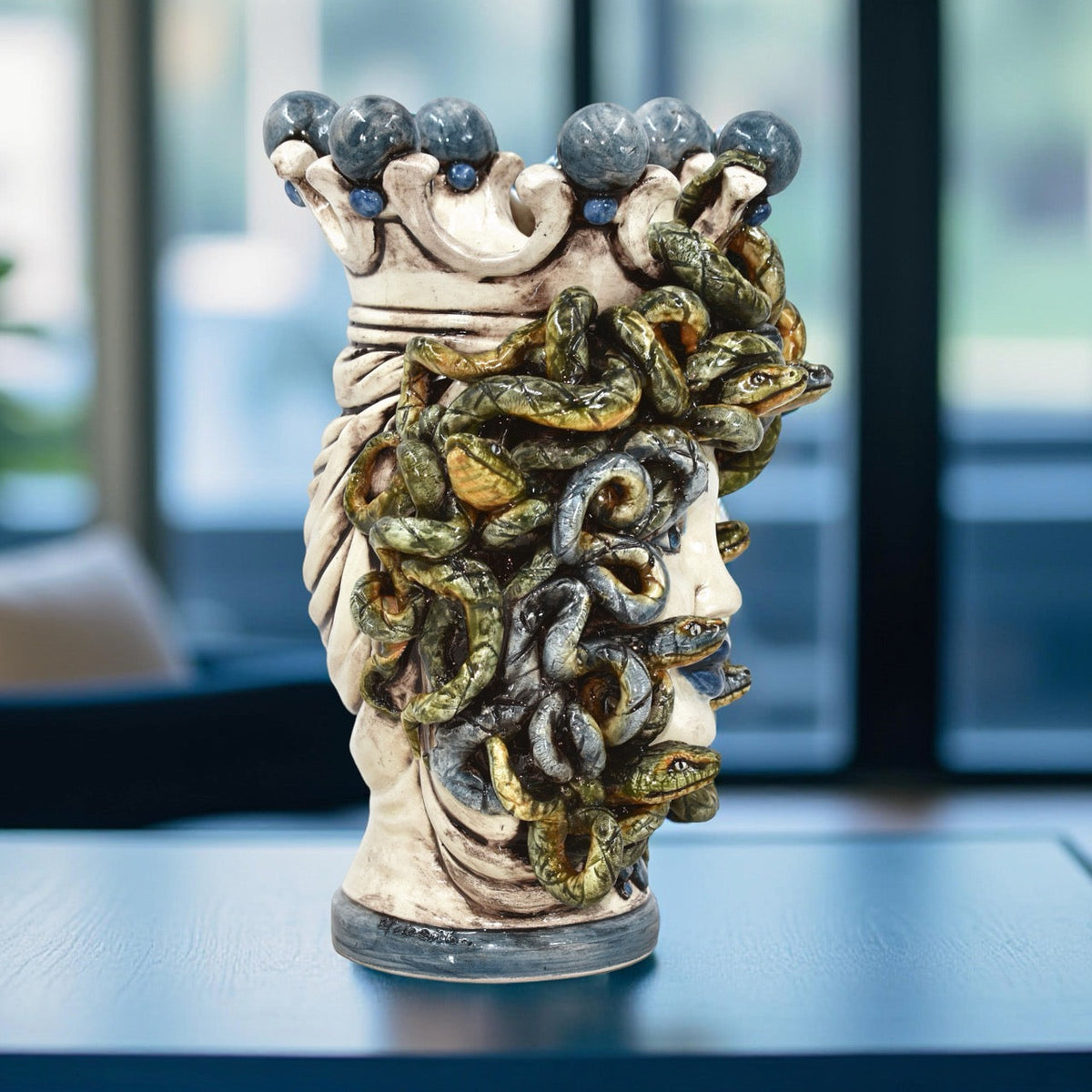 Kopf Medusa H 25 mit Turban, farbiges Perlmutt, blaue Perlen, Ceramiche di Caltagirone Sofia