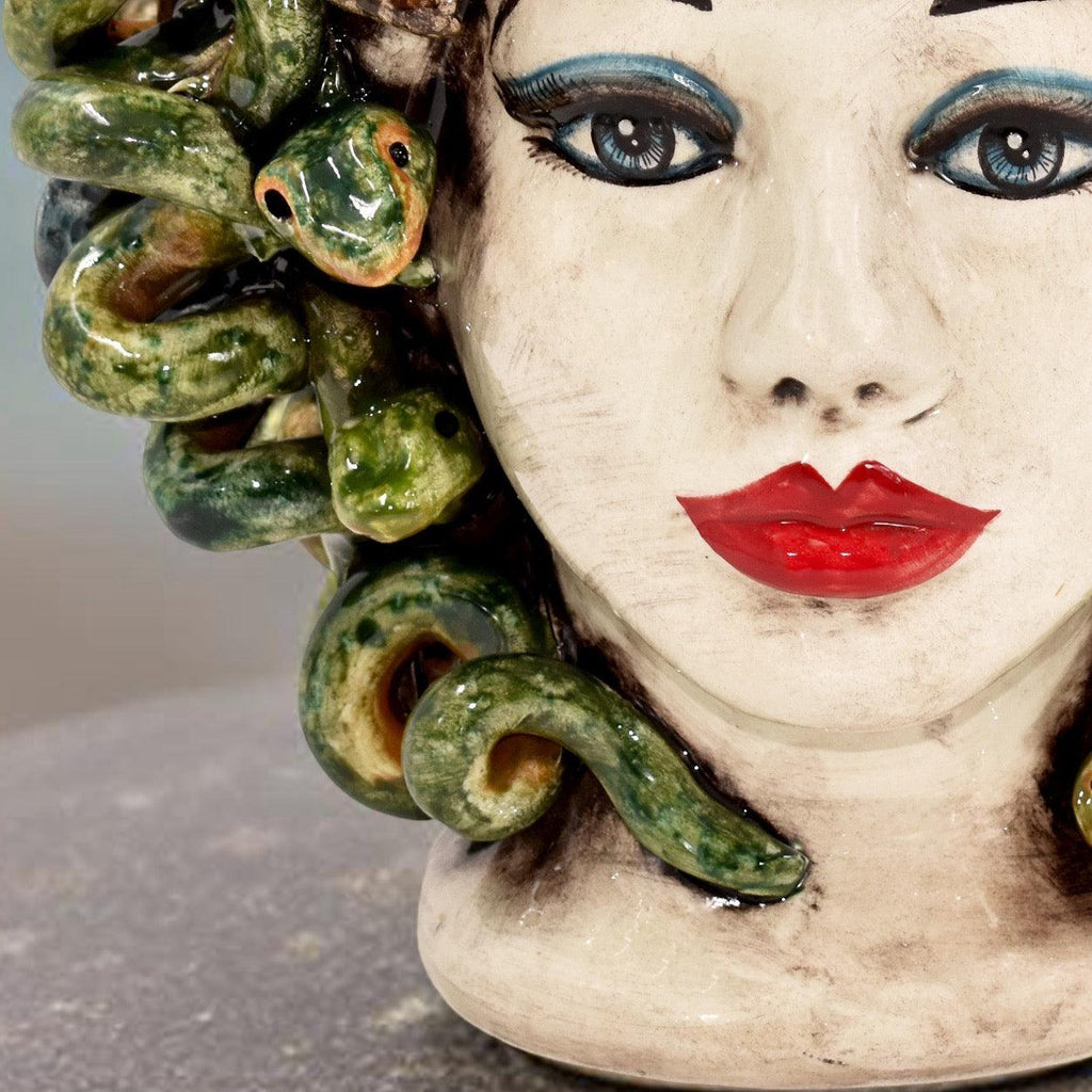 Nahaufnahme des Gesichts des Medusenkopfs H 28 cm mit roten Lippen und grünen Schlangen