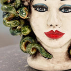 Nahaufnahme des Gesichts des Medusenkopfs H 28 cm mit roten Lippen und grünen Schlangen