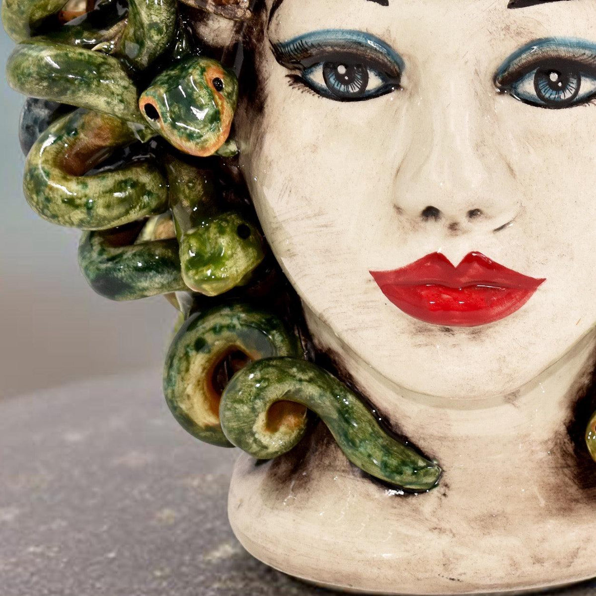 Nahaufnahme des Gesichts des Medusenkopfs H 28 cm mit roten Lippen und grünen Schlangen