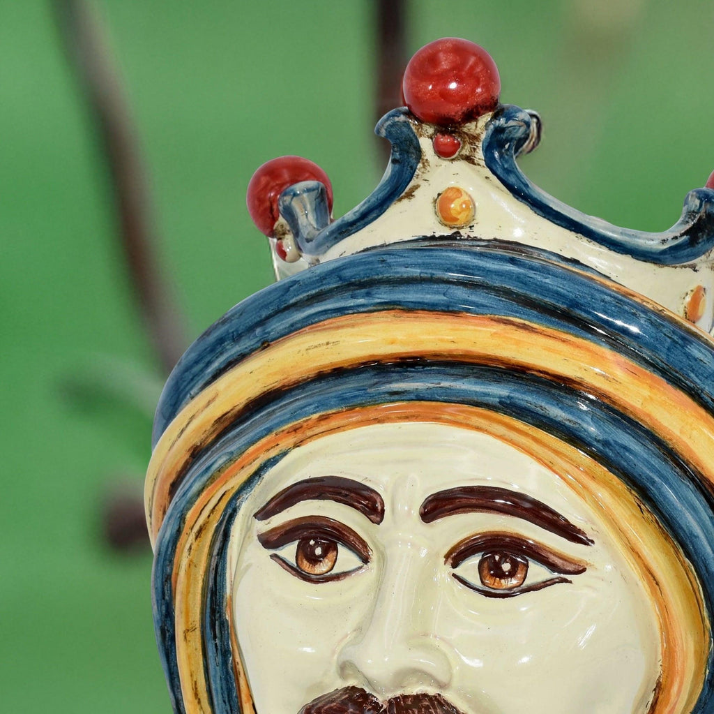 Detail des Gesichts der männlichen Testa di Moro mit hellem Gesicht: handgemalte Augen und Brauen